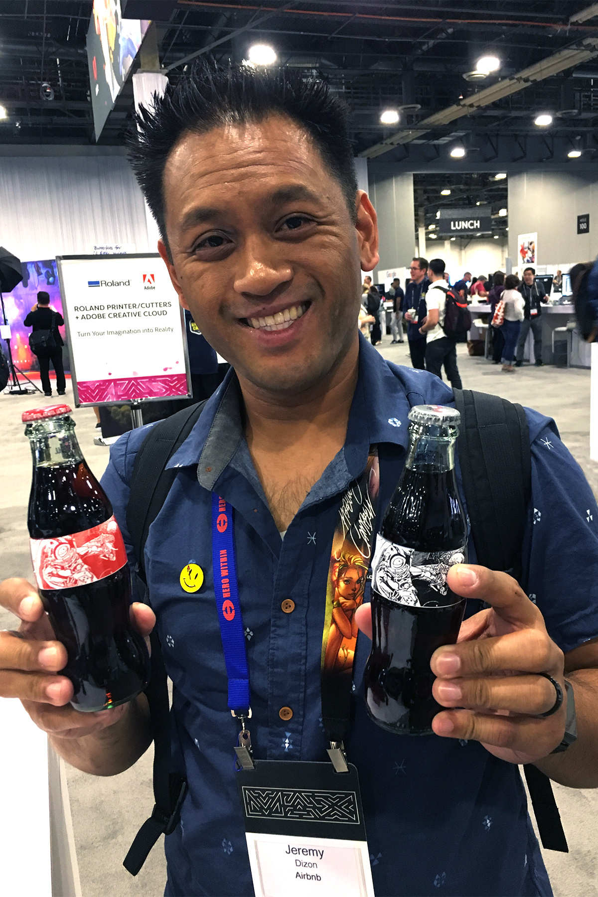 Jeremy Dizon, asistente a la conferencia Adobe MAX, muestra sus etiquetas de Coca-Cola personalizadas, impresas en una impresora/cortadora de la serie Roland DG VG