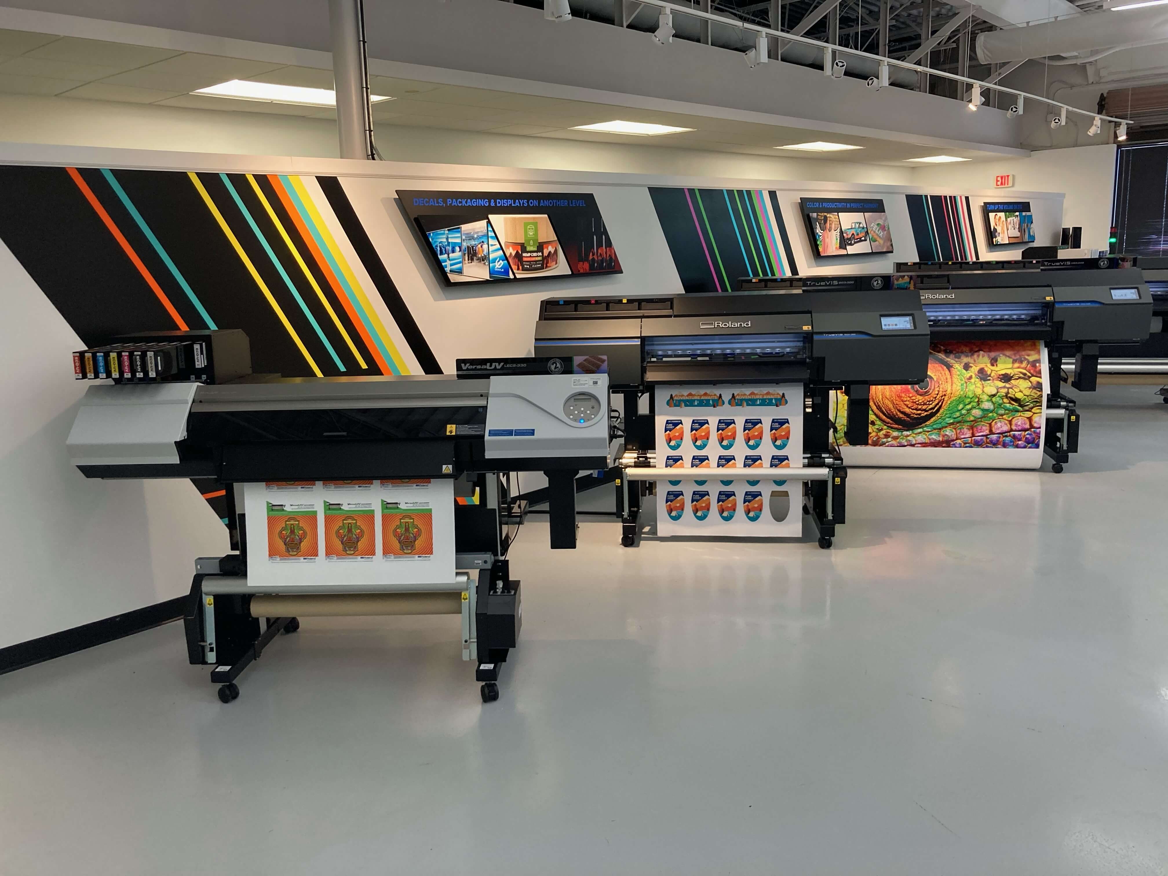 Imagen de la sala de impresoras de formato grande en el nuevo Atlanta Imagination Center de Roland DGA